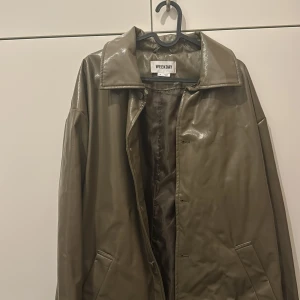 Grön regnkappa från weekday - Grön regnkappa från weekday i storlek M. Lång och bekväm