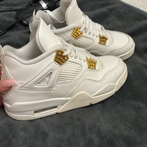 Jordan 4 - Nästan aldrig använda äkta jordans , har tyvärr tappat bort kvittot därav säljer jag de så billigt (köpta för runt 3000)
