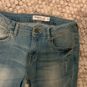 Jeans  - Fina vintage jeans från Lindex kollektion Detroit denim. Storlek 170. Köpta i en secondhand-butik. Mycket bra skick, använda fåtal gånger. 