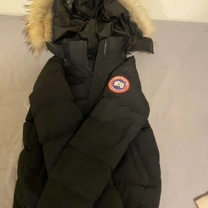 Canada goose jacka - Xs Mycket bra Har ett hål men täckt