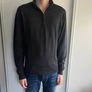 John Smedley tröja - Half zip tröja från John Smedley i toppenskick. Pris kan diskuteras