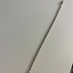 Silver armband - Snyggt och stilrent silverfärgat armband med en enkel kedjedesign. Perfekt för både vardag och festliga tillfällen. Halsbandet har en klassisk låsning som gör det enkelt att ta på och av men som tyvärr är sönder men går att stänga fortfarande . Passar bra att kombinera med andra smycken för en trendig look. Om man köper 13/9 eller 14/9 kan man få billigare 