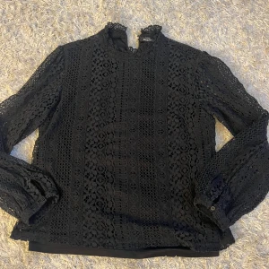 troja - Jättefin och söt tröja med spets, står storlek 40 men passar xs