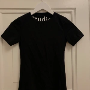 Acne studios svart T-shirt  - Enkel basic T-shirt 