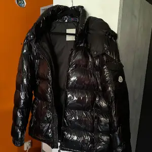 Tja! Säljer nu min moncler jacka då den ej används längre, Den är varsamt använd och lätt den bästa jackan jag har ägt. Det är en stl: XL men har själv L och den sitter grymt på mig. Det är bara höra av er om ni undrar något. Mvh Gustav