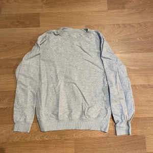 Tjocktröja Cubus - Säljer min gråa tjocktröja från cubus i storlek M, kan sitta bra som S också. Använd men i gott skick, inga konstigheter.