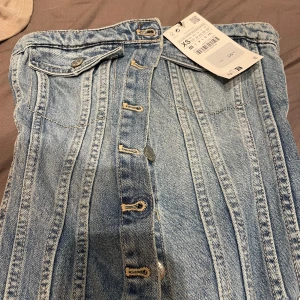 Jeans topp  - Säljer oanvänd jeans topp/korsett från Zara