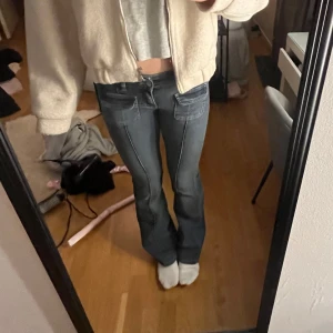 Blåa jeans - Använda två gånger!! I nyskick! Så snygga och jättesköna! Stretchiga och töjer sig till kroppen! Passar mig som är 173