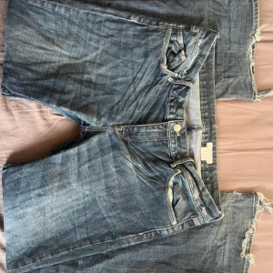 Lågmidjade bootcut jeans - Jättesnygga vintage jeans från &Loyal! Köpta second hand. Mått (mätt platt) Midjemått- 41cm Höftbredd- 50cm Lårbredd- 23cm Grenmått- 20cm Innerbenslängd- 76cm Total längd- 102 Färgen är lite mörkare i verkligheten. De är insydda i låren.