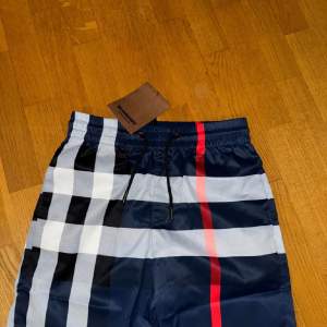 Säljer mina burrbery shorts, de är helt nya med tagg. Pris: 900