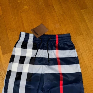 Burrbery shorts  - Säljer mina burrbery shorts, de är helt nya med tagg. Pris: 900