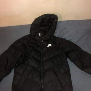 Nike jacka  - En Nike jacka som är tjock och varm storlek XL men i barn storlek. Ny skick helt ny använd 5-7 gånger snygg men har tappat intresse för den. Skriv om ni blir intresserade.