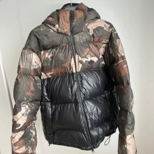 Adidas pufferjacka  - Knappt använd går att vända på och använda på två olika sätt 