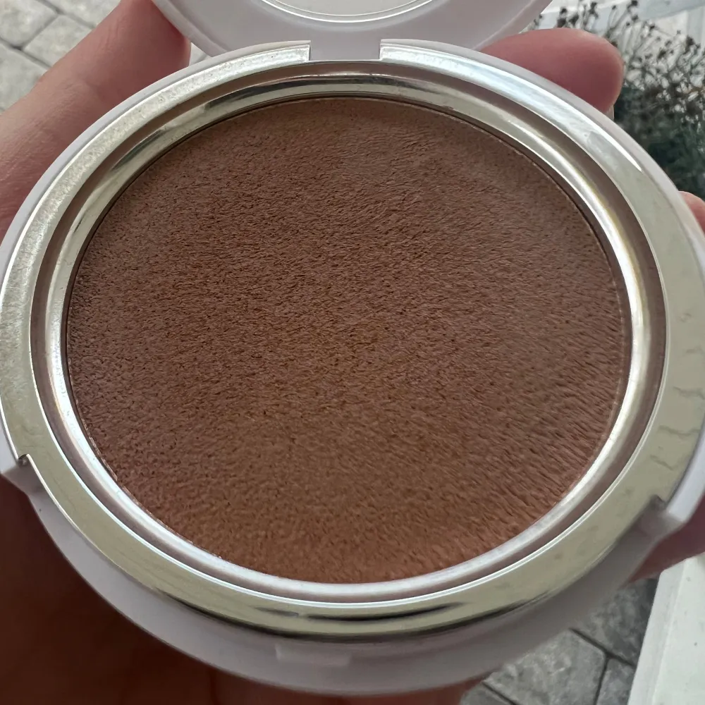 Superfin krämig bronzer, använd fåtal gånger. Köpt för några veckor sedan på Sephora för 370:-  Färg: medium. Skönhet.