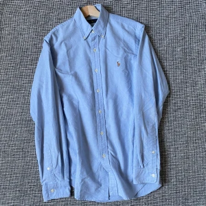 Polo Ralph Laurent Skjorta - • Ralph Lauren skjorta i storlek S • Inga synliga defekter förutom väldigt lite missfärgning på vissa ställen • Pris går att diskutera •