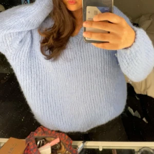 Stickad tröja - En blå stickad tröja