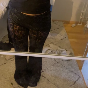 Spets byxor hm - Super fina Spetsbyxor från hm, storlek M men sitter mer som en S, byxorna är lite nertrampade nere vid fötterna men inget jag tycker synd, skriv om du vill ha bild på de 