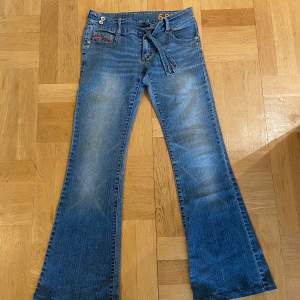 Utsvängda jeans med detalj i midjan. Passar storlek S / 36