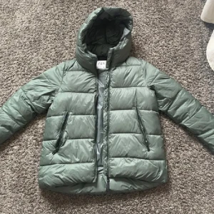 vinterjacka - säljer vidare denna jättefina jackan från zara då den var för stor💕lånade bilder har inga egna