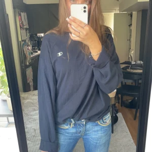 Tröja Champion - Stilren, mörkblå tröja från Champion med vitt märke. Tror den är köpt på herravdelning men funkar för dam med oversized fit. Vintage och tidlös!💙 