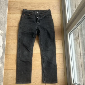 Levis jeans - Hej! Säljer dessa Replay jeans 501 i strl 27,28. Jättefint skick. Hör av er för fler frågor!