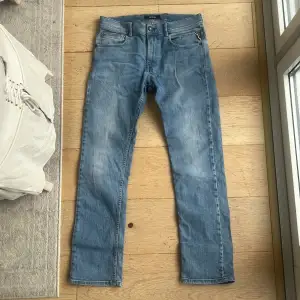 Hej! Säljer ett par Replay jeans i strl 158. Modellen är NEILL och är i fint skick. Hör av er för fler frågor!