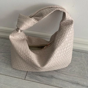 Väska - Säljer nu denna söta väskan som dessvärre aldrig kommer till användning 🤍