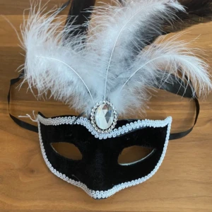 Partymask/ Maskerad - Aldrig använd!  Köpt för 140 kr.  Perfekt till olika event :)  Man knyter med snöre. Pris kan diskuteras!