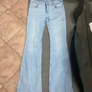 Low waist bootcut  - Super fina jeans från lager 157, modellen Low Boot i storlek M Full Lenght