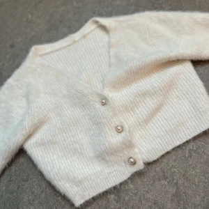 Vit stickad bolero - Säljer denna  vita bolero liknade koftan.