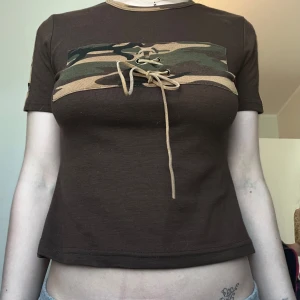 Thirteen liknande tröja  - T-shirt köpt i Grekland med brun snörning⭐️ Bra kvalite, knappt använd. Passar S & M 