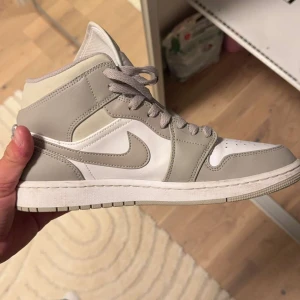 Jordan 1 high ”linnen” - knappt använda som ni ser.  storlek 42.5  köpta för 2.999 kr 
