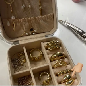 Smyckes skrin - Har flera så får inte användning för det🥰original pris 150kr
