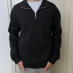 Halfzip Tröja - Säljer en snygg half zip tröja i storlek S från HM. Modellen på tröjan är relaxed fit och är lite stor på mig som är 180. Knappast använd. Väldigt bra skick. Nypris: 349kr Mitt pris: 249kr