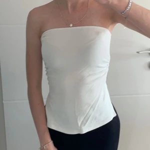 Tubtopp med slits - Tubtopp med slits från bershka som aldrig kommit till användning, alltså helt ny. Vet inte nypris då den inte finns kvar på hemsidan🤍