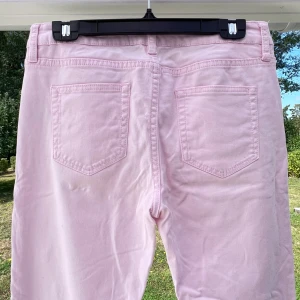 Rosa jeans - Ett par rosa jeans från Cubus. W30 och låg midja 🩷 Sparsamt använda! Sanna i storleken 💘  Innerbenslängd: 79 cm Midja: 85 cm