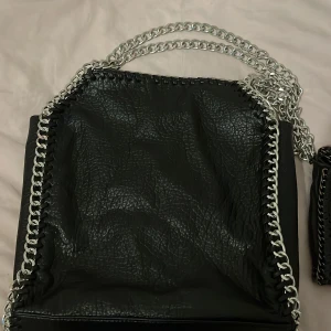 JÄTTEFIN TIAMO VÄSKA - Super fin! Rymmer mycket.  Använd fåtal och är i nyskick org pris 600 mitt pris 200