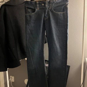 lågmidjade jeans - säljer nu dessa lågmidjade levis jeans i storlek 28 inga skador inget slitet använda fåtal gånger! bra skick helt enkelt sagt. dom är mörk blå och utsvängda i benen. nypris 1200kr! skriv vid frågor köp via köp nu pris kan diskuteras! 🔥