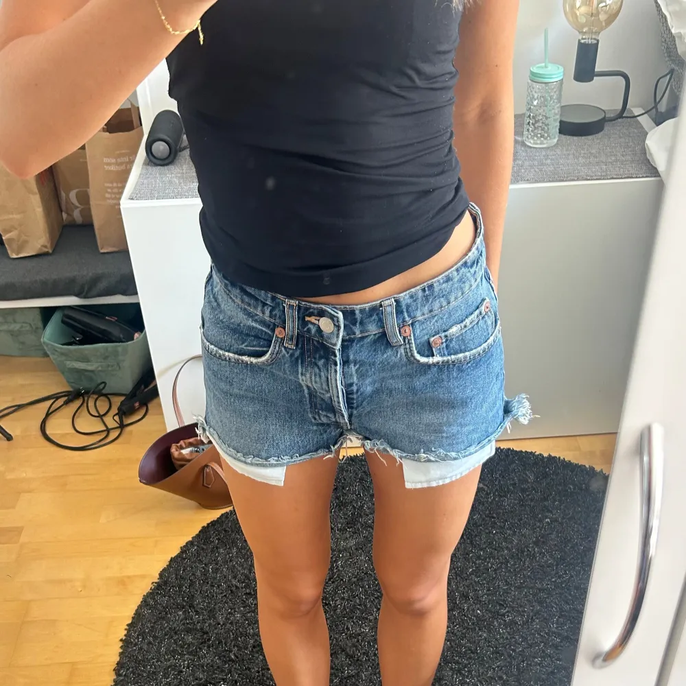 Jeansshorts från Zara i storlek 34. Shorts.