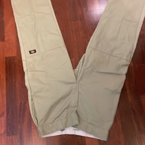 Dickies Work Pants Loose fit - Storlek 31x32. Använda men fortfarande i bra kvalitet utan fläckar.