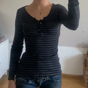 Randig tröja  - Jättefin randig tröja som ger av Bella swan vibes!! Perfekt inför hösten. Tröjan är omsydd för formgivning. 🎀