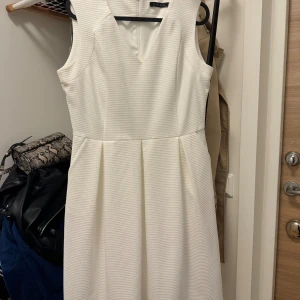 Vit kvinna kläder  - Mycket bra, det finns ingen tår