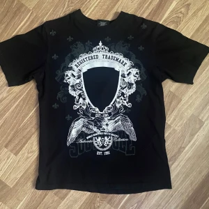 Svart t-shirt från Southpole - Säljer en as fet svart t-shirt från Southpole, material är riktigt bra och de ända ” felet” är att trycket börjar spricka men ingen som syns