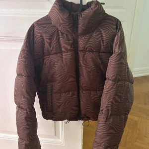 Brun jacks - Svårt att hitta ny vinter/höst jacka?  Denna bruna mysiga jackan är perfekt för vår,höst och vinter.  Den är helt helt ny, testade den bara för att ta bilderna🌸