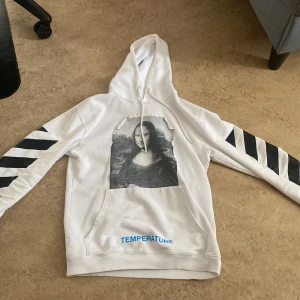 Off white hoodie - Säljer denna feta offwhite hoodie i perfekt skick! Äkta såklart! Priset kan diskuteras!