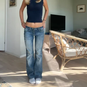 Lågmidjade bootcut jeans  - Lågmidjade bootcut jeans. Midjemått 34 cm, innerbenslängd 78 cm. Köp via köp nu ❤️‍🔥❤️‍🔥