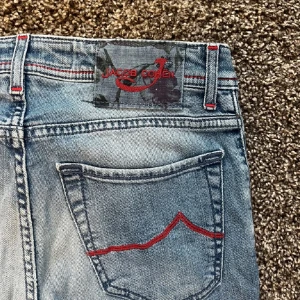 Jacob Cohen jeans  - Säljer dessa tvärfeta Jacob Cohen jeans i storlek 28! Modellen sitter rätt så tight och passar dig som är runt 180-185, mycket bra skick (lånade bilder) 