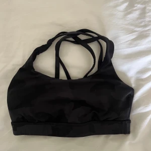 Lululemon Sports bra - En skit snygg lululemon sport-bh som sitter åt ordentligt och ger bra support under intensiva träningspass. Säljes på grund den inte kommer till användning.
