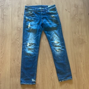 G-Star Raw - Ett par snygga jeans från G-Star raw med slitningar, säljer då dem inte passar och kan ej skicka tillbaka