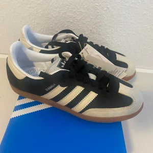 NYA Adidas samba og w - Helt nya och oanvända Adidas samba og w i storlek 37 1/3.  Färg är svart och beige.  Populär och slutsåld. Svår att får tag på.  Kvitto finns. 